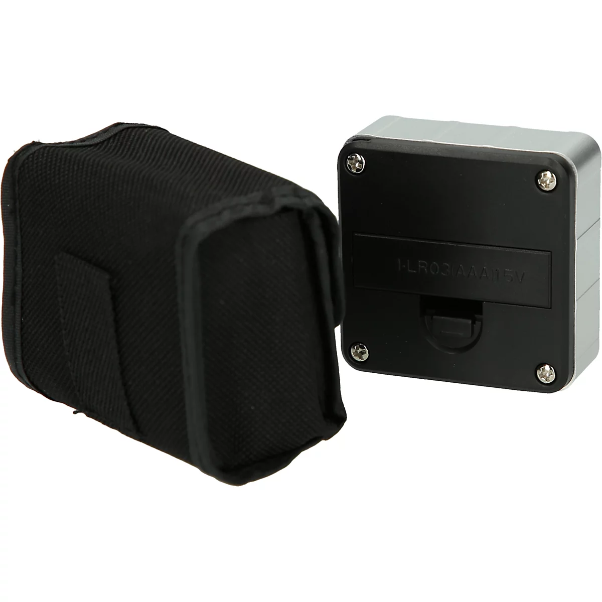 Schwarze Schutztasche und graues Messgerät. Auf dem Messgerät sind Schrauben zu sehen.